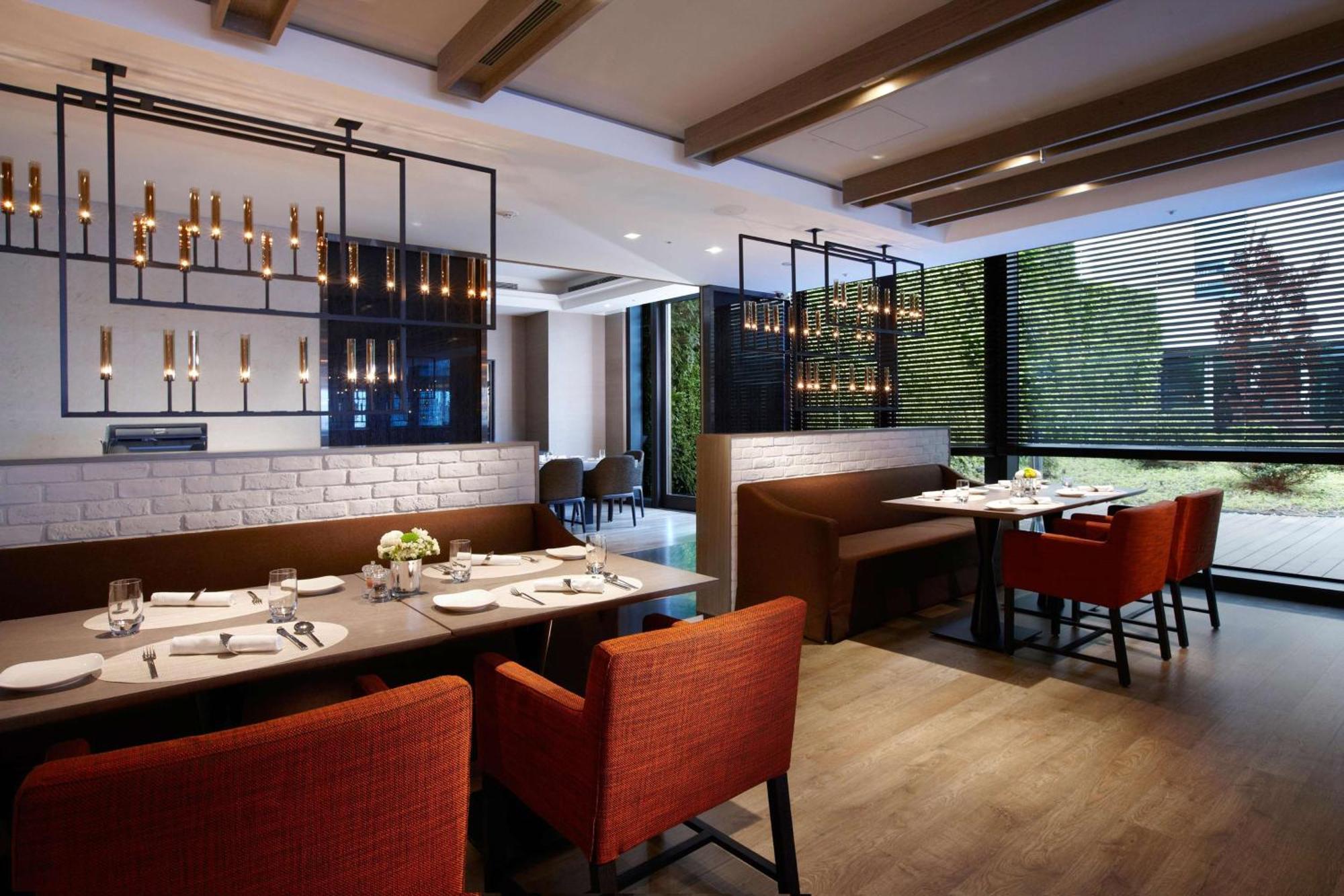 Humble House Taipei, Curio Collection By Hilton Hotel Kültér fotó The interior of the restaurant