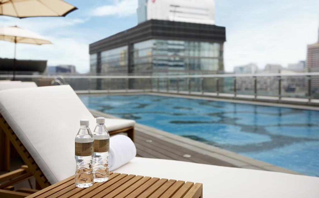 Humble House Taipei, Curio Collection By Hilton Hotel Kültér fotó The swimming pool at the hotel