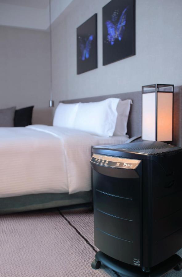 Humble House Taipei, Curio Collection By Hilton Hotel Kültér fotó A portable air purifier in a hotel room